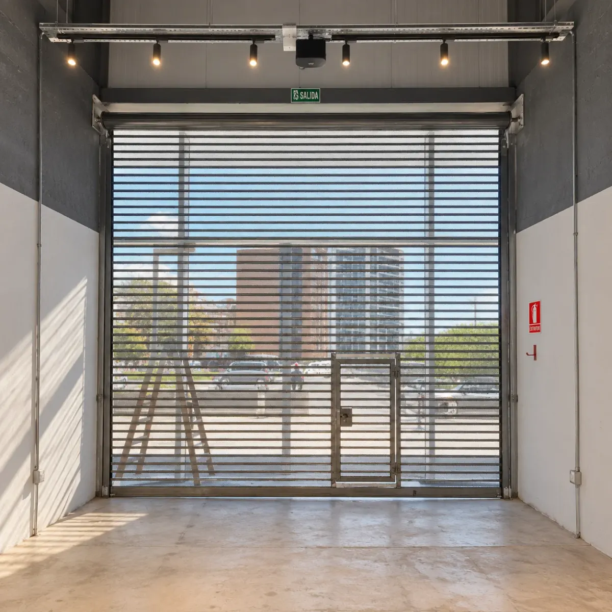 Cortina metálica con puerta peatonal incorporada, para entrar y salir sin levantar toda la cortina.