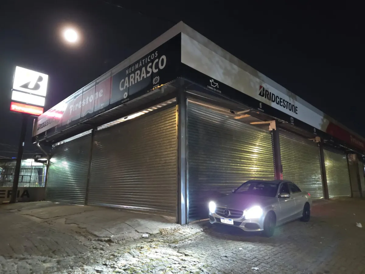 Cortinas metálicas en un taller de neumáticos de Carrasco, Montevideo: alta resistencia para uso intensivo diario.
